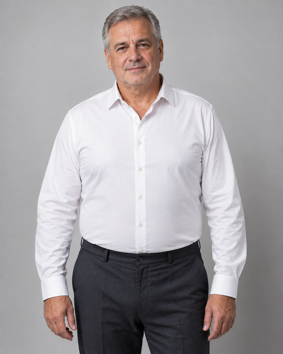 Chemise fermée par-dessus le débardeur gainant, rien ne marque